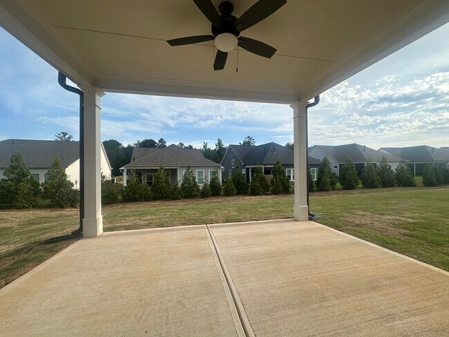 Building Photo - 1541 Lake Dr
