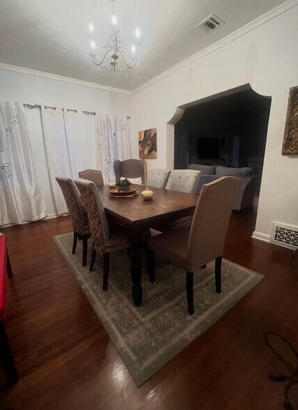 Dining room - 139 N Sycamore Ave