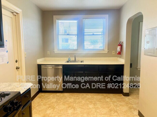 Building Photo - 717 E Lake Ave