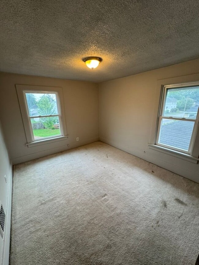 Building Photo - 1031 Shore Dr