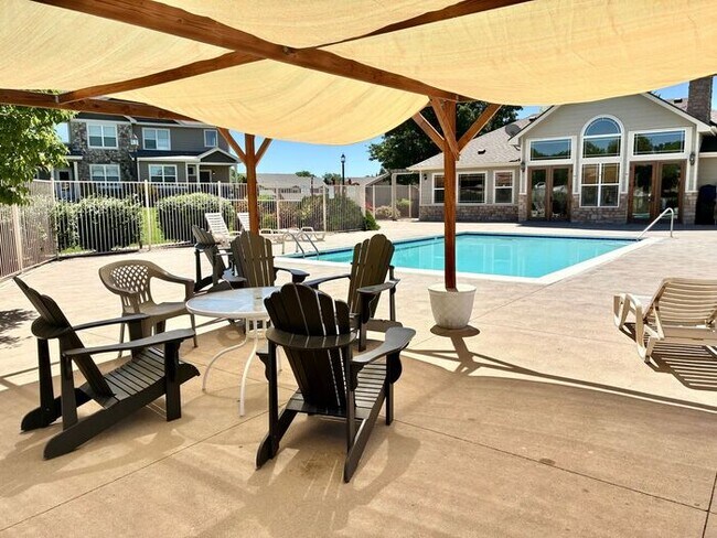 Building Photo - ***2 WEEKS FREE***West Greeley Spacious Townhome With New Carpet!