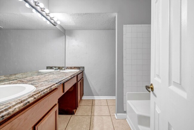 Building Photo - Charming 3 Bed, 2.5 Bath Home on a Quiet C...