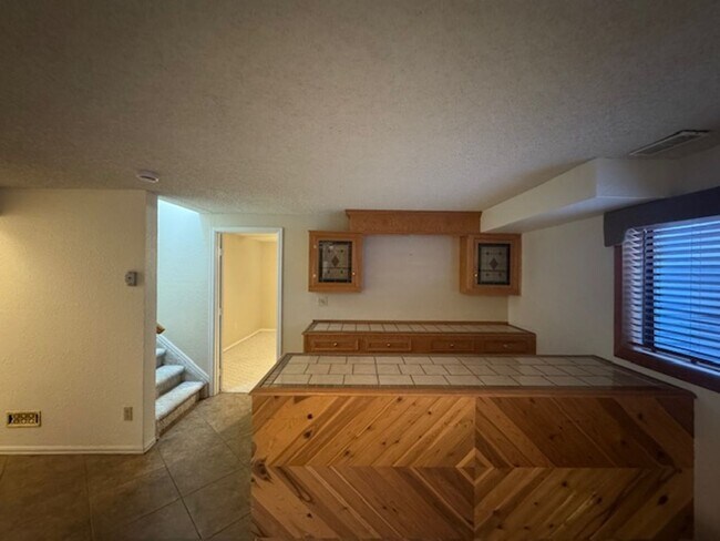 Building Photo - ELEGANT 5BD in WOODLAND HILLS/D20 - Security Deposit Waiver Available