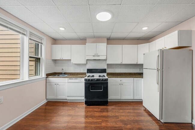 Building Photo - 37 Pearsall Ave