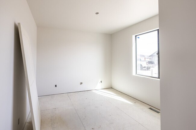 Building Photo - BRAND NEW 4 Bed/2 Full Bath Twin Home Main Unit in Sugar City! ALL UTLITIES ARE INCLUDED IN PRICE!!!