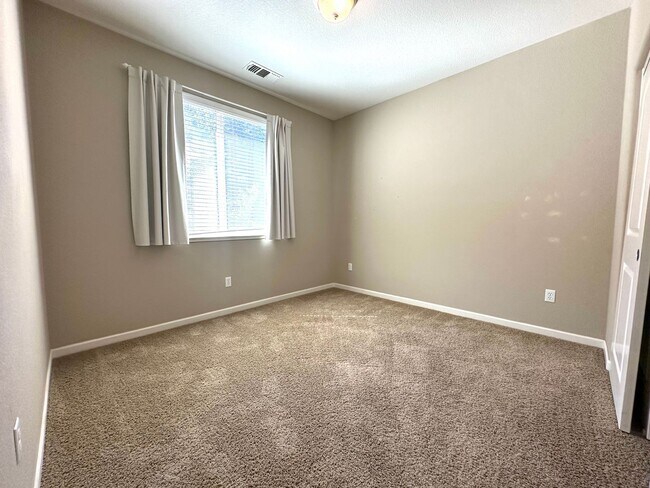 Building Photo - Spacious Home in Prime Turlock Location