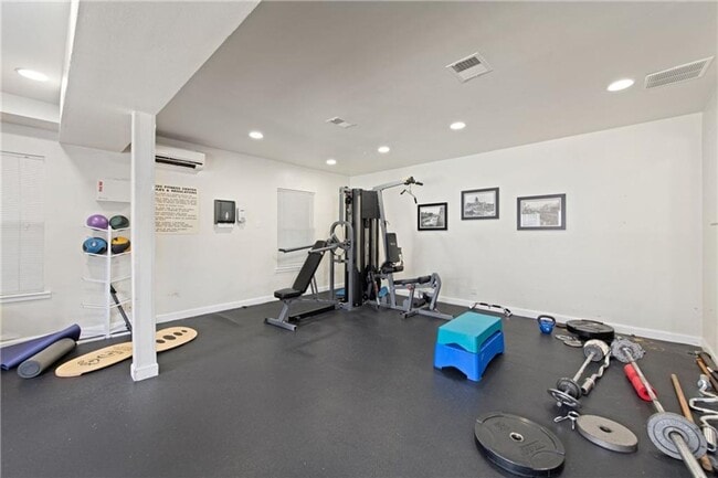 Building Photo - AVAILABLE NOW: 1 BR / 1 BA - Heart of Soco - SS Appliances - Minutes from DT