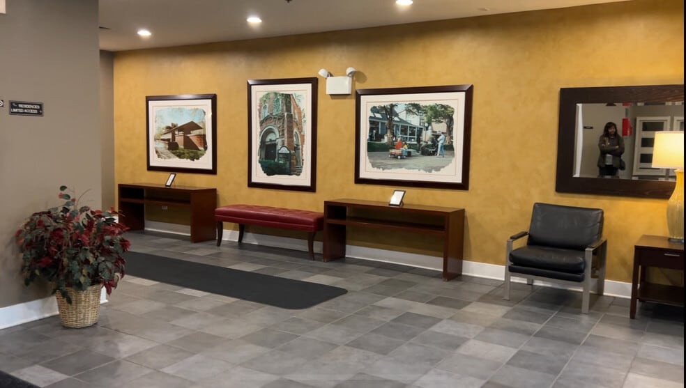 Building Photo - 1000 E 53rd St