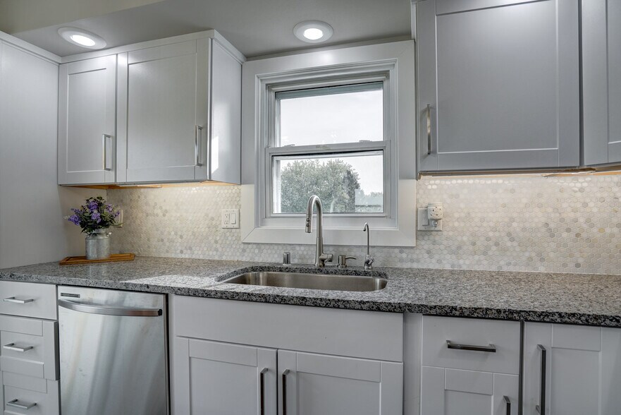 Brand new granite countertops - 4688 Capitol View Rd