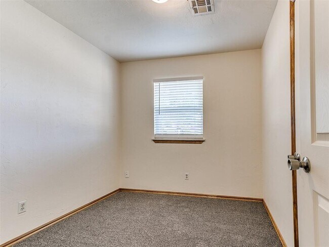 Building Photo - 325 E Cedar Ln