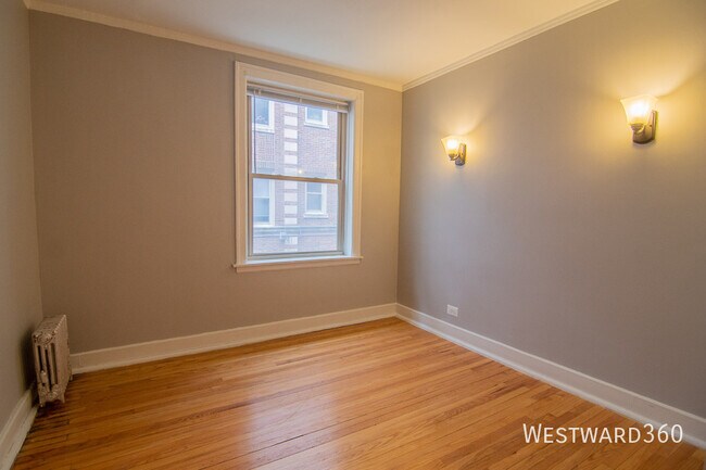 Building Photo - 1624 W Sherwin Ave