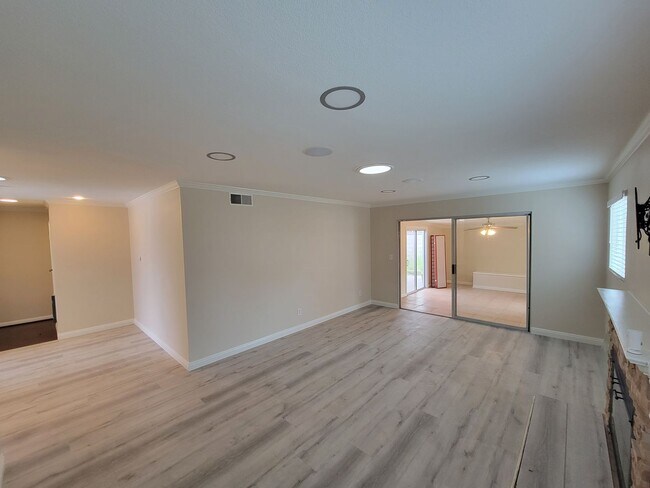 Building Photo - Rare 4 Bed, 2 Bath House