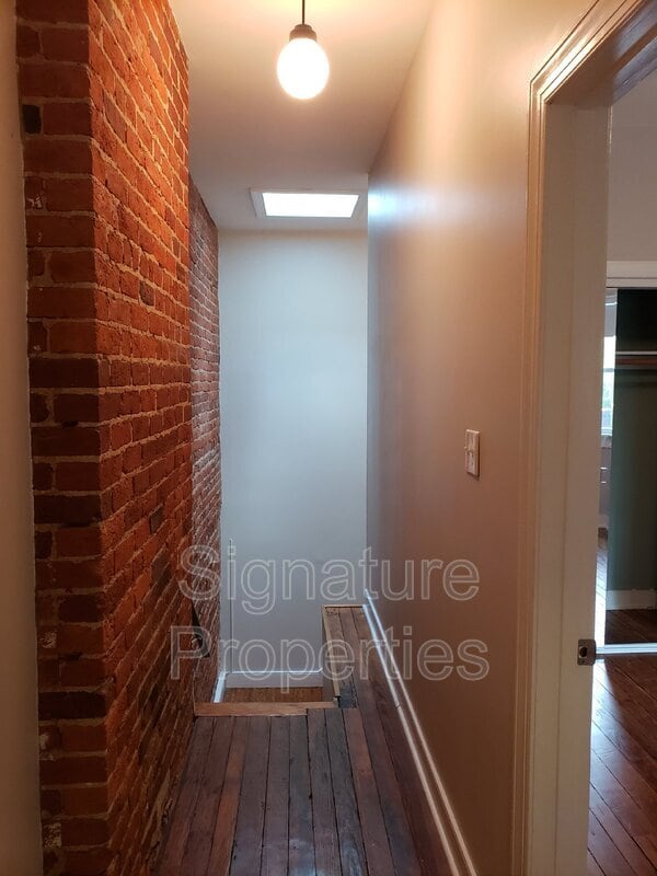 Building Photo - 303 W Clay St