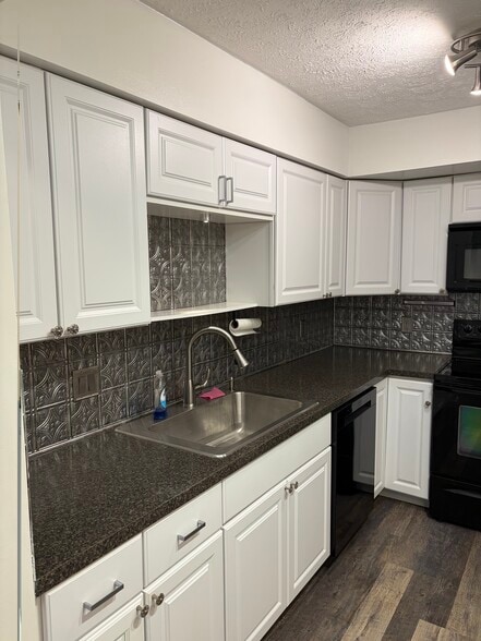 Building Photo - 1304 Cedarwood Dr