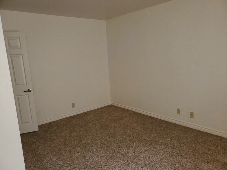 Building Photo - 4981 River Glen Dr