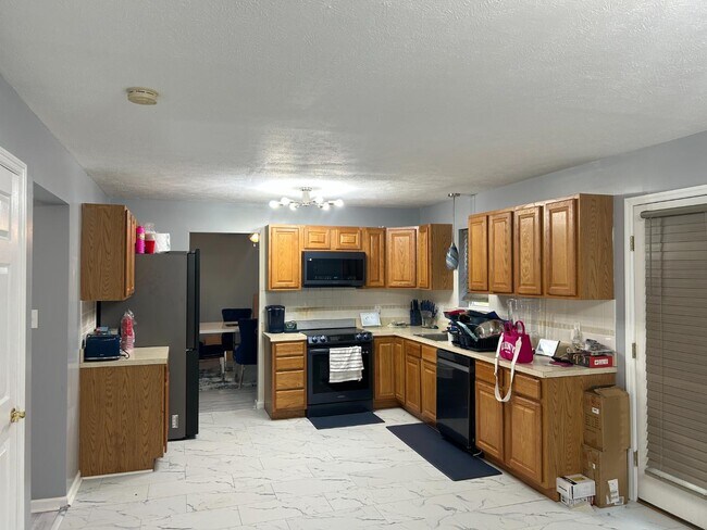 Building Photo - 9221 Westwood Dr