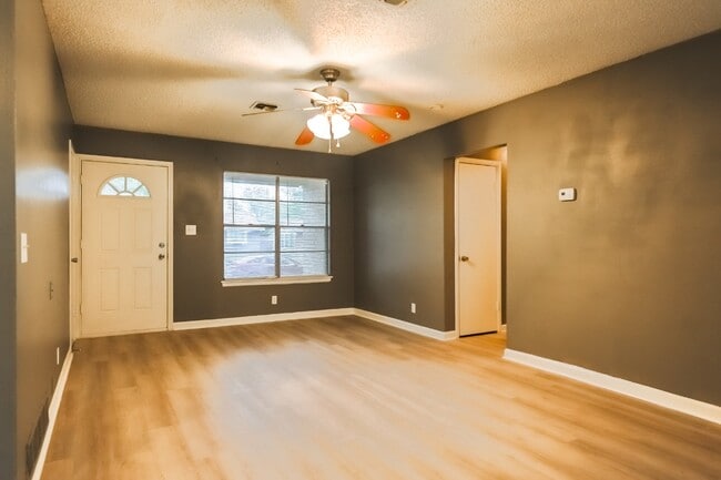 Building Photo - 209 Royal Dr