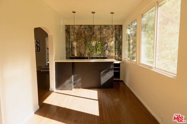 Building Photo - 2829 Beachwood Dr