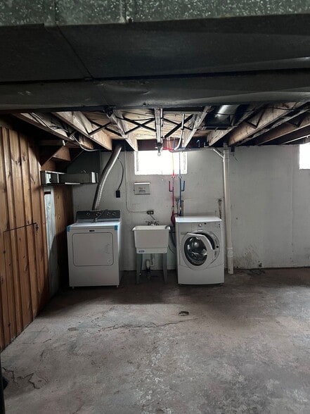 Building Photo - 16183 Dale St