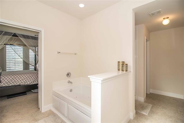 Building Photo - 908 Foxglove Dr