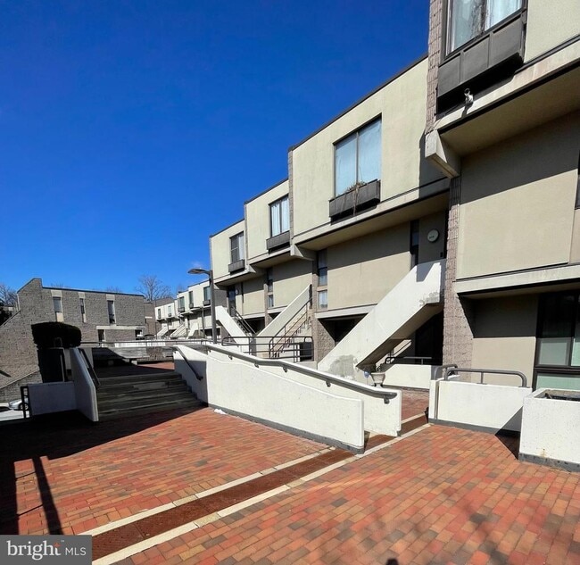Building Photo - 2214 Deerfern Crescent