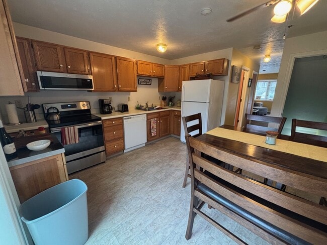 Building Photo - 266 Endicott St N