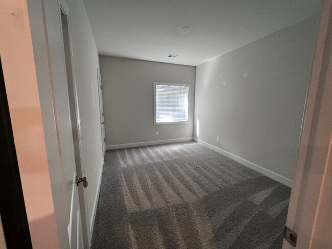 Building Photo - 9566 Sanger St