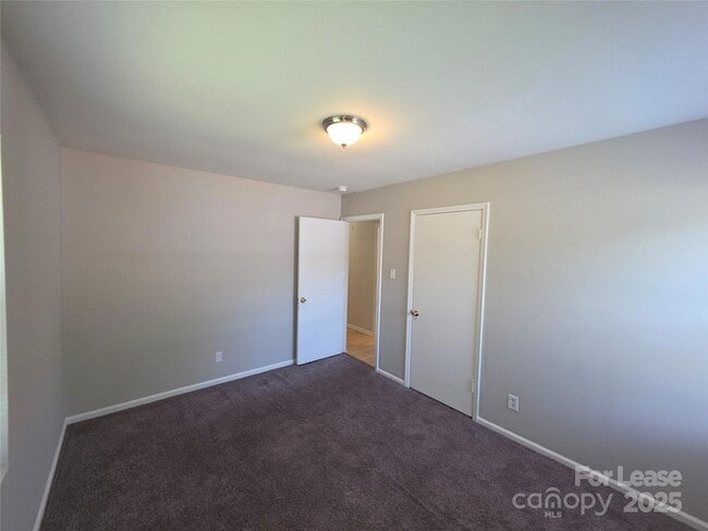 Building Photo - 4800 Crestmont Dr