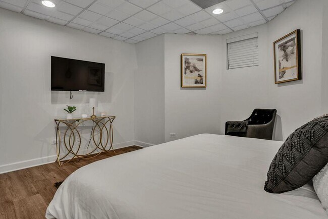 Building Photo - 3636 N Racine Ave