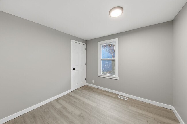 Building Photo - 228 E Siebenthaler Ave