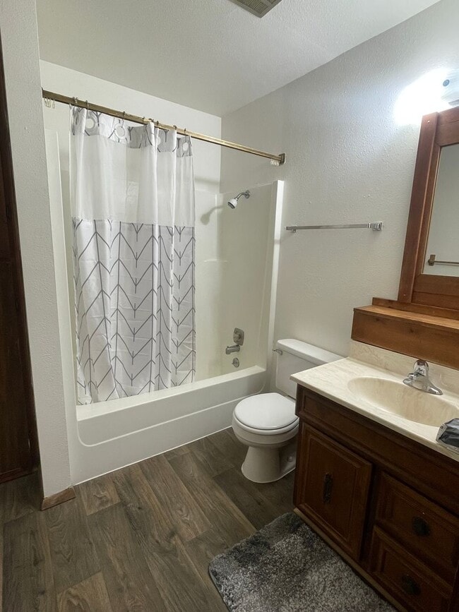 Building Photo - 2 Bedroom Home Near Old Mill