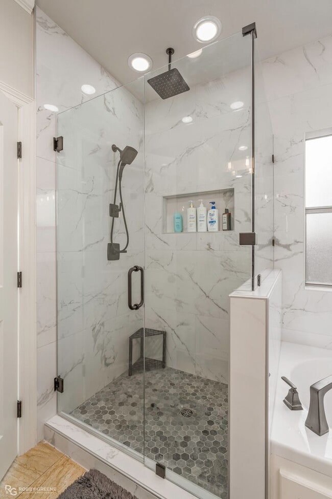 Building Photo - Beautiful 4 bedroom/4 Bathroom Home with a Peaceful Backyard