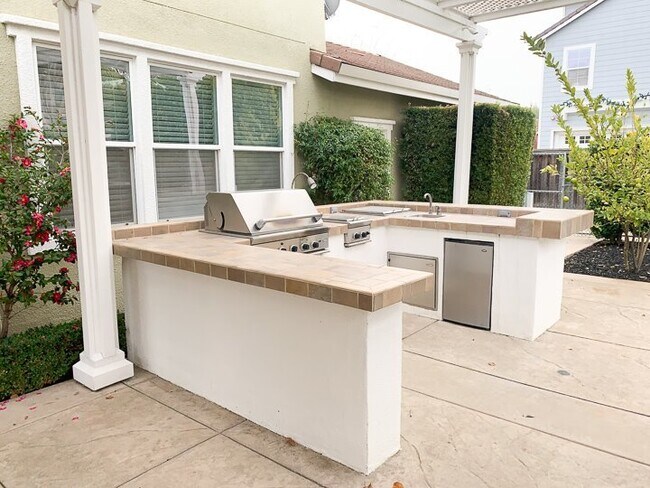 Building Photo - Livermore HUGE family home 5bd/5a with Pool and firepit!