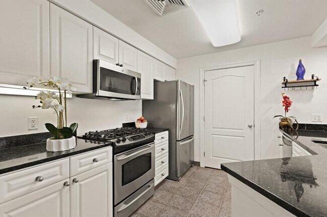 Building Photo - Commerce