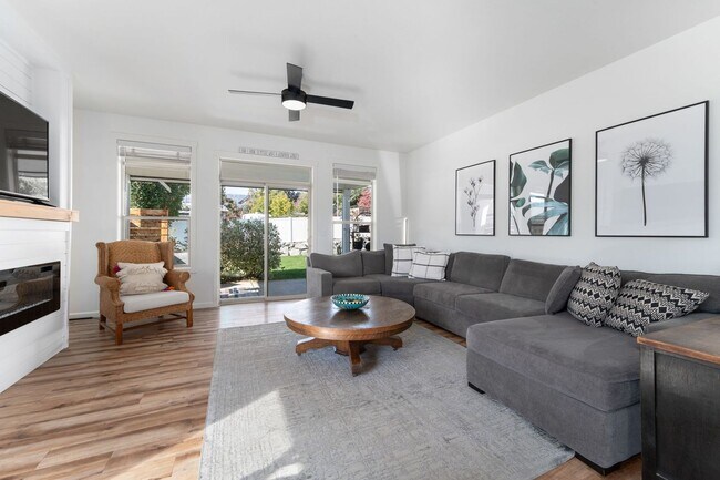 Building Photo - 3 Bedroom, 2 Bath Home