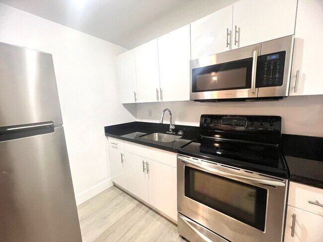 Building Photo - 1 Bedroom Across from Flamingo Park - Minu...