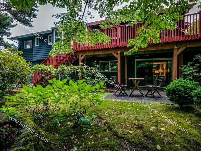 Building Photo - Spacious Mid-Century Modern Home in Counci...