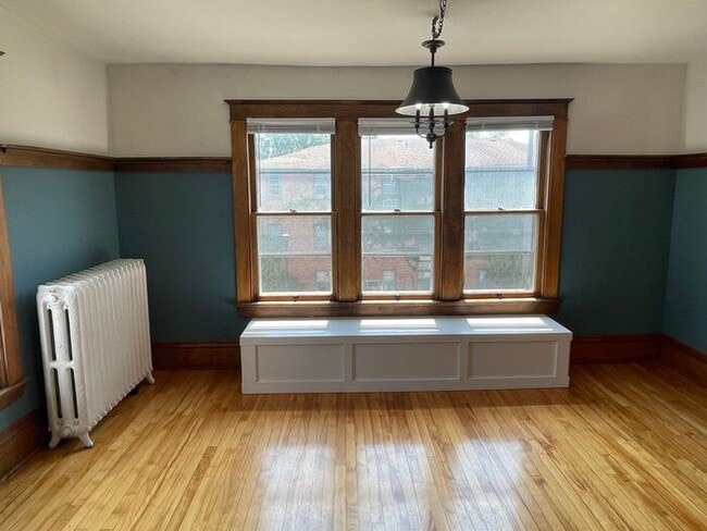 Building Photo - Upper Level Uptown Duplex, Hardwood Floors...