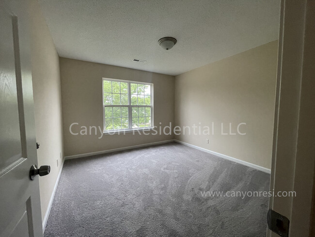 Building Photo - Beautiful 3b Room! Move in ready!