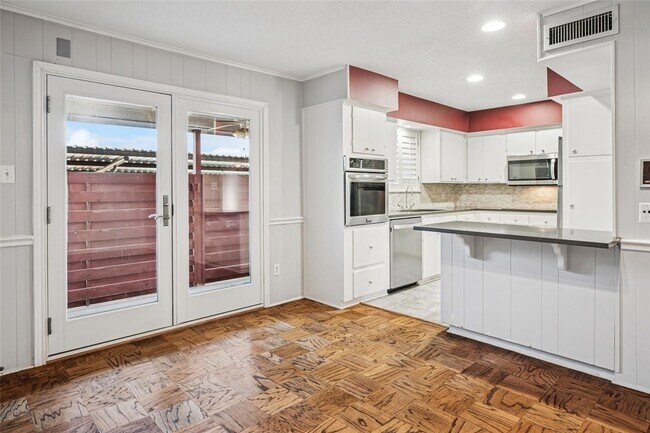 Building Photo - 6037 Sandhurst Ln