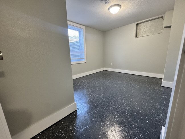 Building Photo - 600 NE 51st Pl