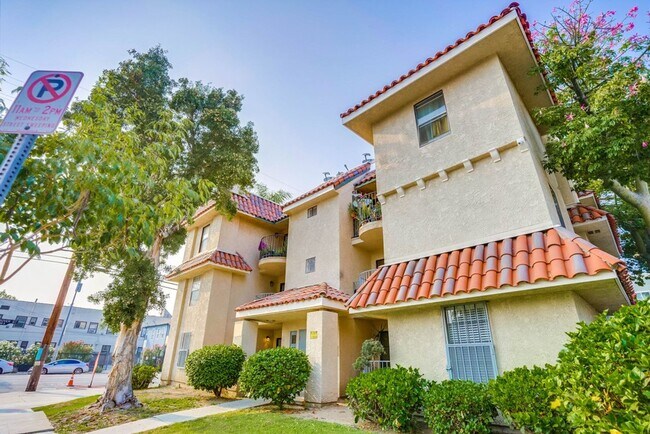 Building Photo - $99 Move In Special! (OAC) Stunning 3Bd/2B...