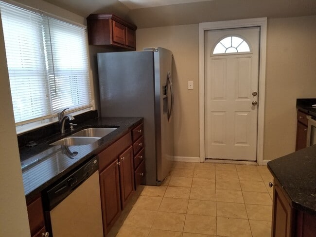 Building Photo - Beautiful Executive Home
