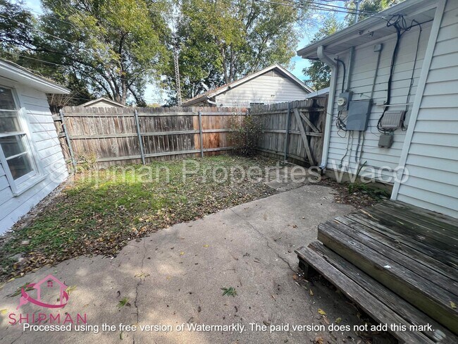 Building Photo - 3917 Maple Ave