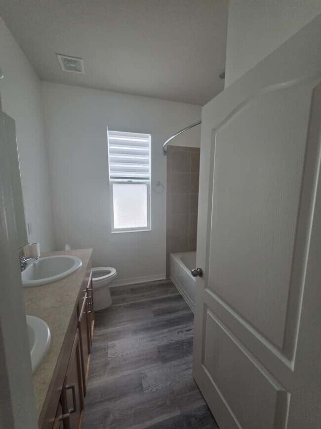 Building Photo - Beautiful house!  4/2 SINGLE FAMILY HOME