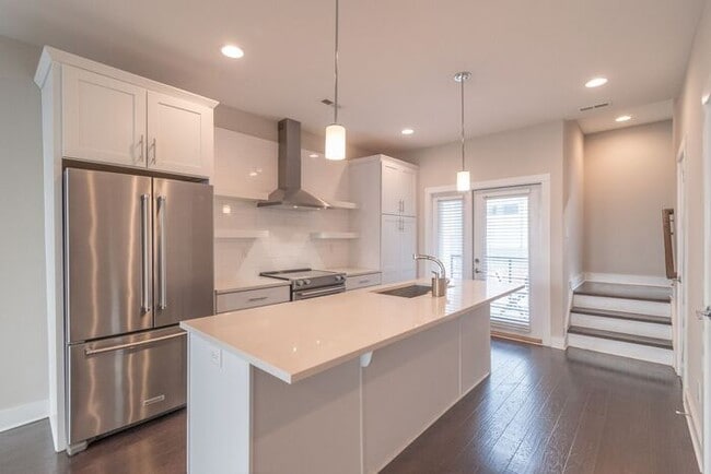 Building Photo - Beautiful Modern Townhome in South End Available 5/1!
