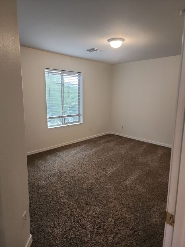 Building Photo - 4 Bedroom - 2.5 Bath - 2485 Sq. Ft - Sahuarita