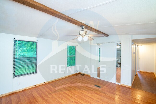 Building Photo - Charming 3-bedroom, 2-bath single wide trailer in Whittier, NC available now for year-long lease.