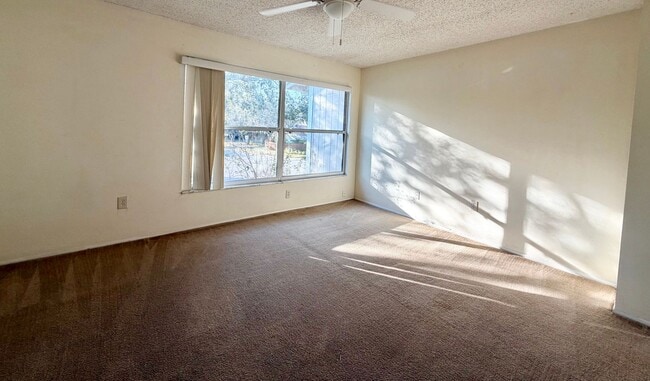 Building Photo - 2/1.5 in Lake Forest!