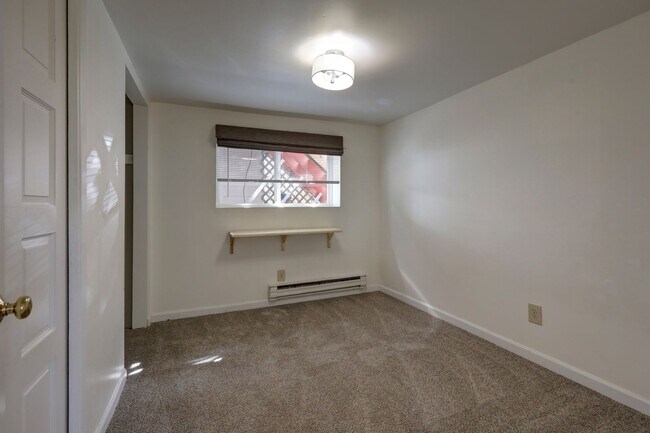 Building Photo - 529 Maple St